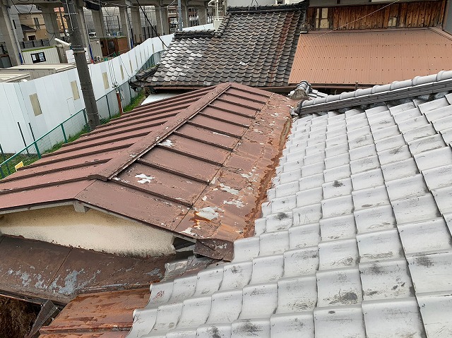 神戸市中央区　瓦屋根と金属屋根からの雨漏り！職人が修理が必要な箇所を診断！